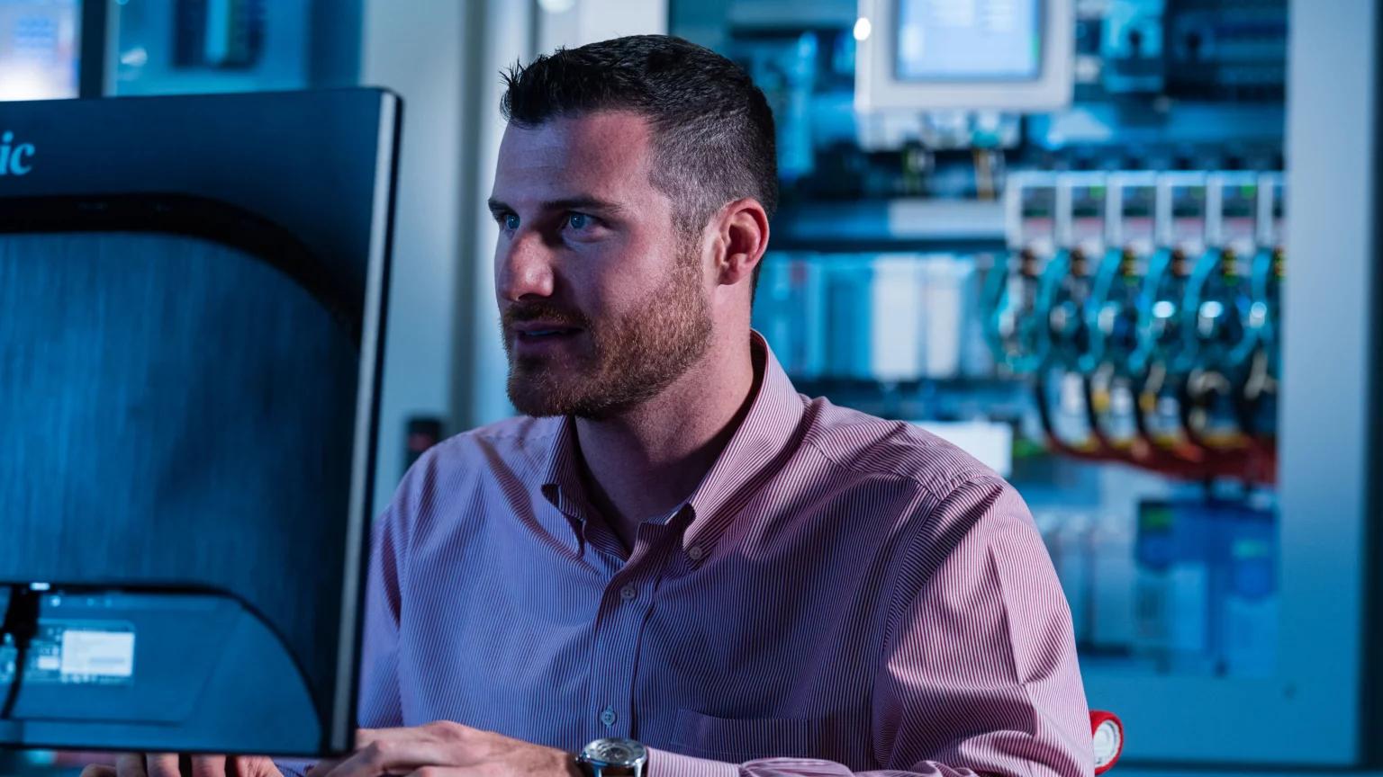 Engineer using software to plan an integrated industrial control architecture